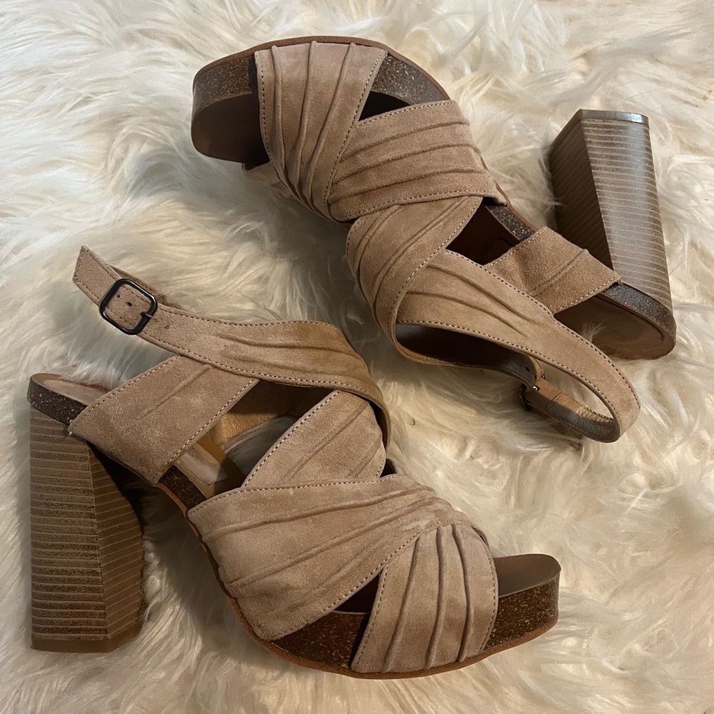 Five Worlds by Cordani Elegant Suede Strappy Chunky Heels Sz 9 Like New!